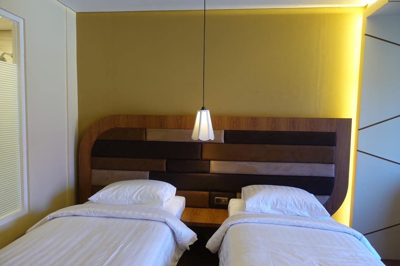 M Hotel Kupang Kupang  Exteriör bild